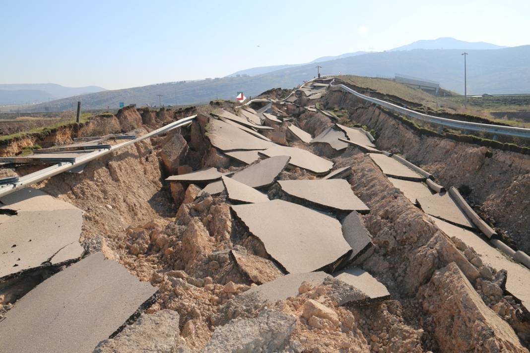 Kırılan fay hattı görüntülendi! Filmden kareler değil gerçek: Yollar yarıldı, devasa çatlaklar oluştu! 12